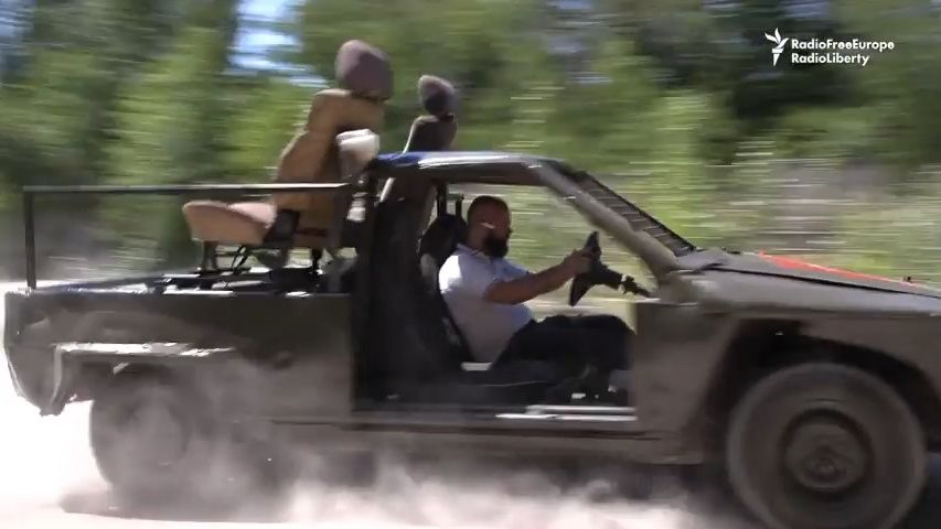 Vypadají jak z filmu Šílený Max. Ukrajinec staví provizorní „bojová vozidla“